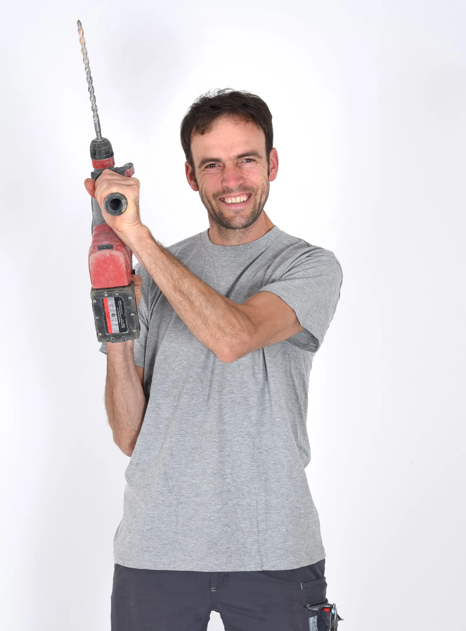 Monteur bei der Arbeit in der Werkstatt von Hagleitner Installationen