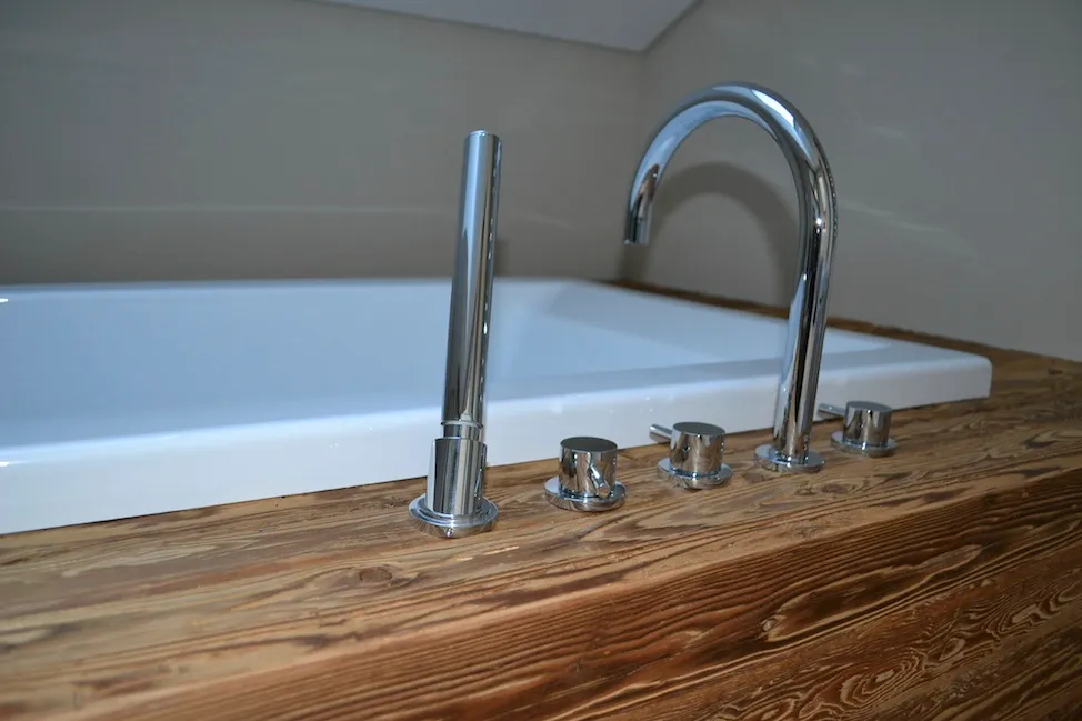 In Altholz eingefasste Badewanne im Projekt Burgstall