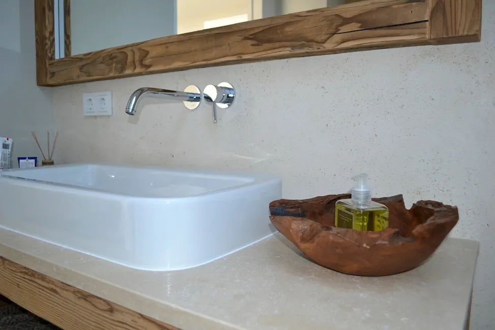 Badezimmer mit Altholz-Elementen im Projekt Burgstall