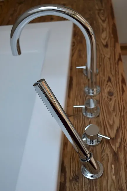 Detail der Holzverkleidung im Bad des Projekts Burgstall