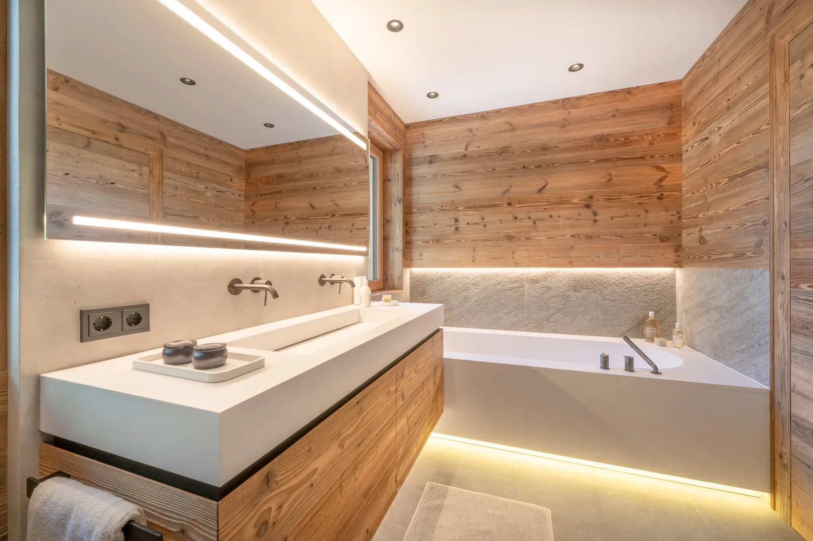 Hochwertiges Bad mit freistehender Wanne im Chalet Hausstatt