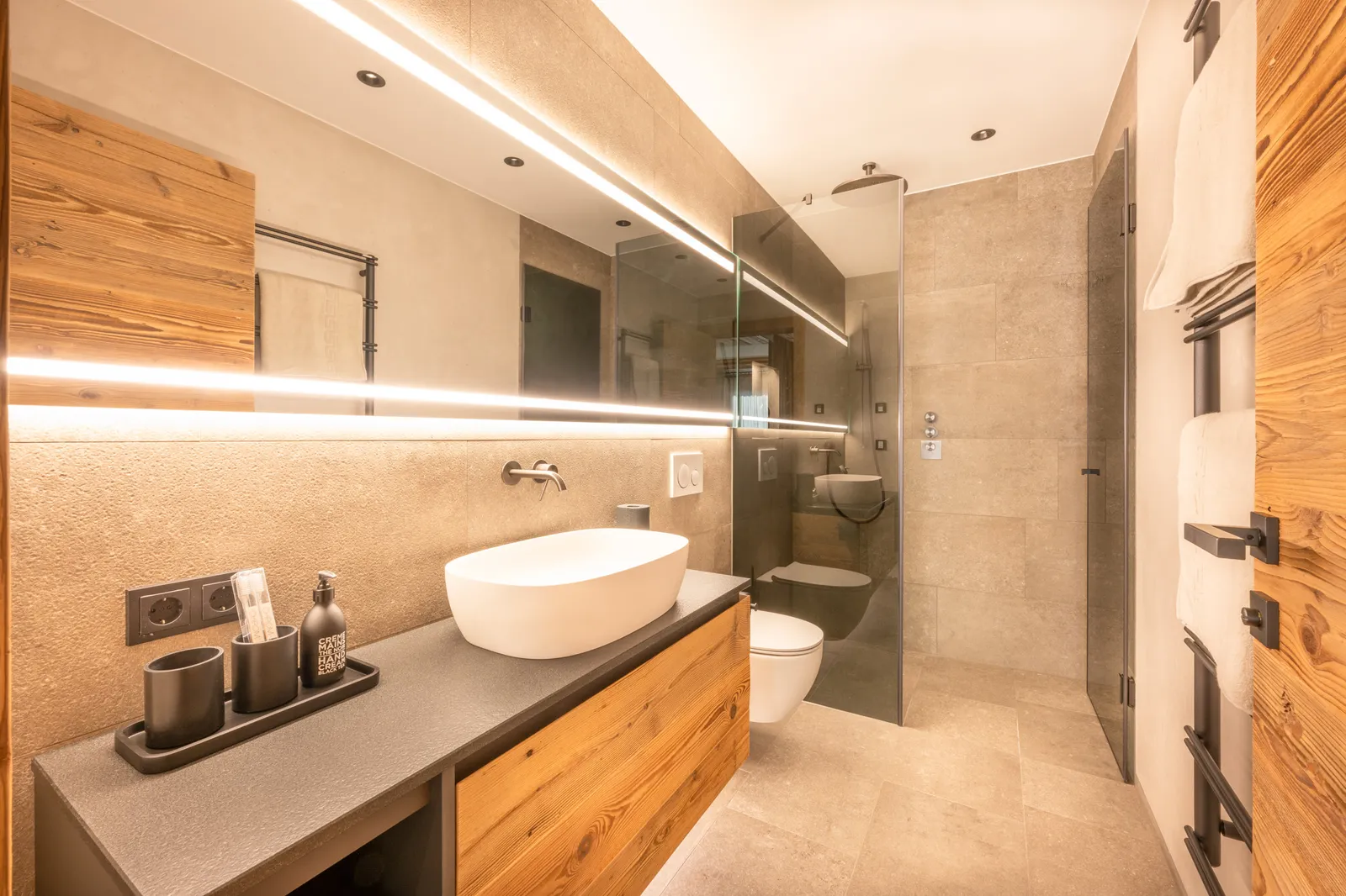 Waschtisch und Naturmaterialien im Chalet Hausstatt