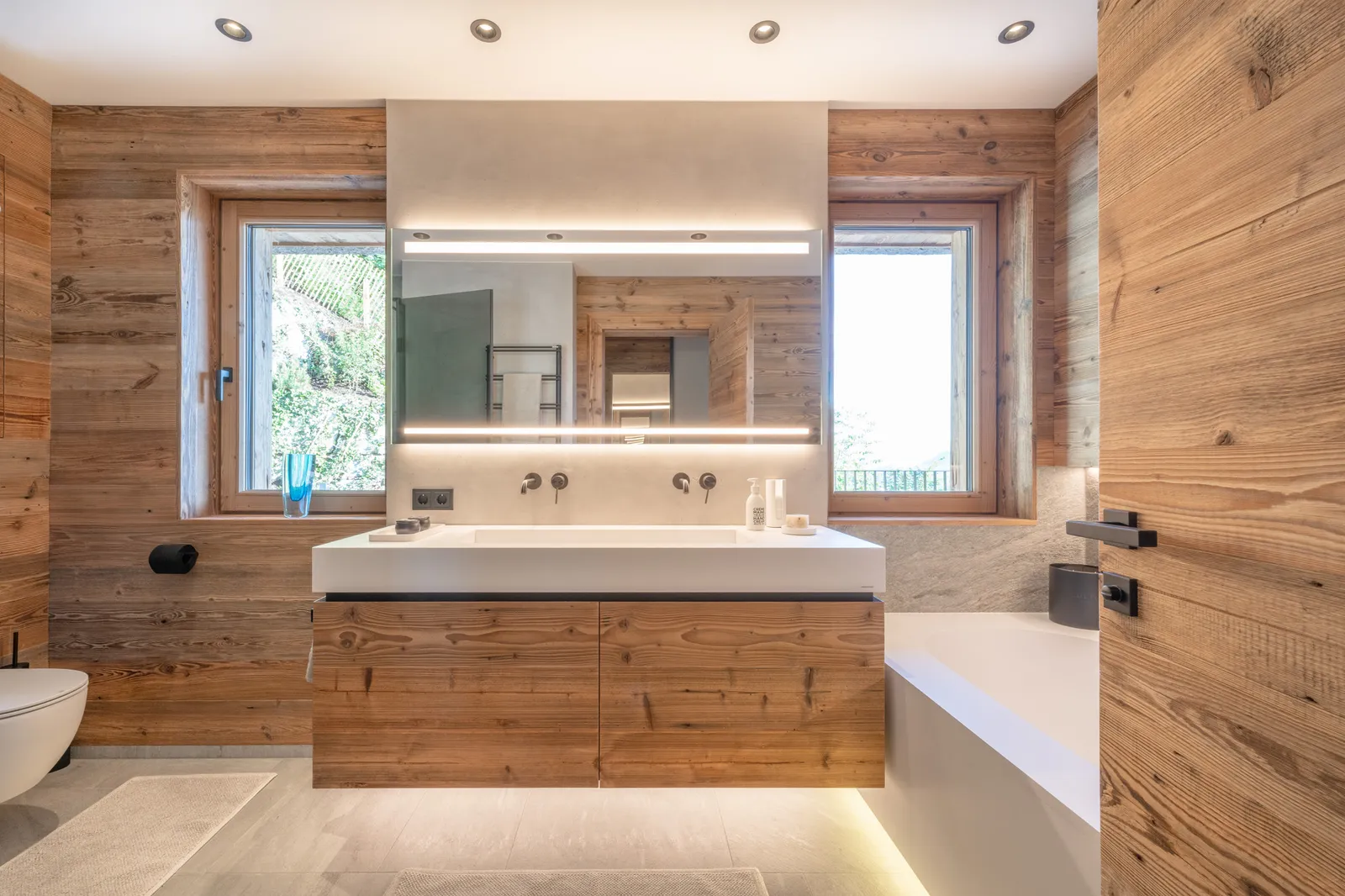 Wohnbereich mit sichtbarer Haustechnik-Integration im Chalet Hausstatt