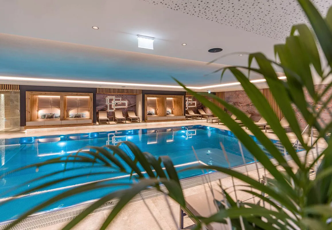 Beleuchtetes Schwimmbad am Abend im Hotel Sonne